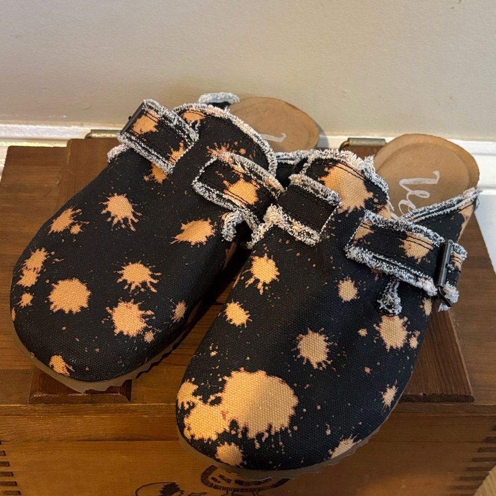 Very G Gypsy Jazz Black Splatter Picnic Canvas Slip-On Shoes Women's 9.5